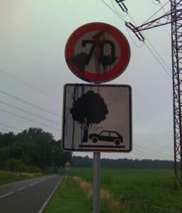 Farbanschlag auf Verkehrszeichen an der L98 zwischen Marzahne und Brielow