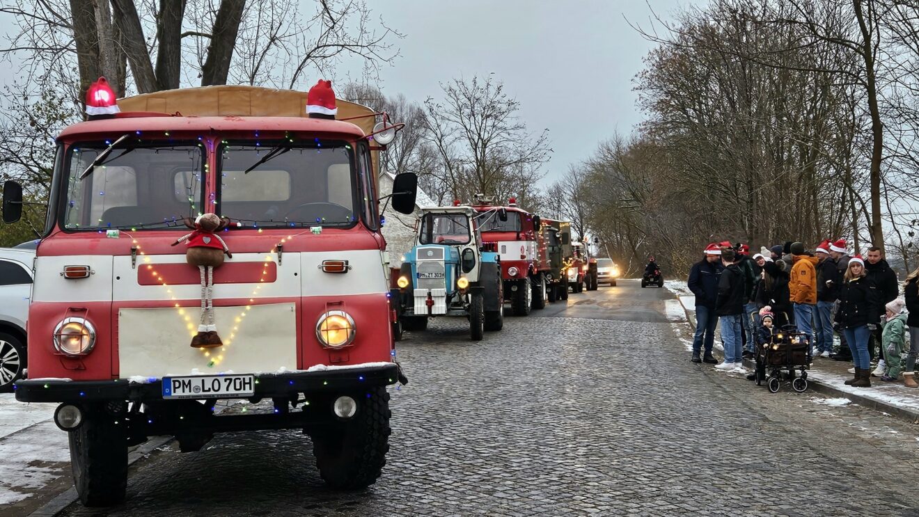 Erste Weihnachtsmann-Parade in Pritzerbe war ein voller Erfolg